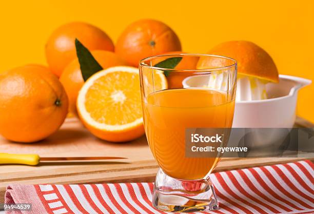 Jugo De Naranja Recién Exprimido Foto de stock y más banco de imágenes de Alimento - Alimento, Bebida, Bebida sin alcohol