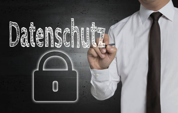 datenschutz (nella privacy policy tedesca) è scritto dall'uomo d'affari sullo schermo - business stealing top secret confidential foto e immagini stock