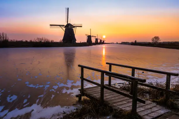 To catch the most beautiful light at the most beautiful places you have to give some offers. On my day off the alarm went off at 5:15am... The sun would come up at 7:29 over the unesco windmills at kinderdijk in the netherlands. In addition to that it was -7C and thanks to the wind that felt like -15C. Thankfully we were rewarded with an amazing sunrise!