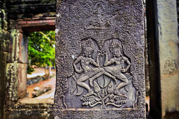 une sculpture de bel ange sur un grès. - carving cambodia decoration thailand photos et images de collection