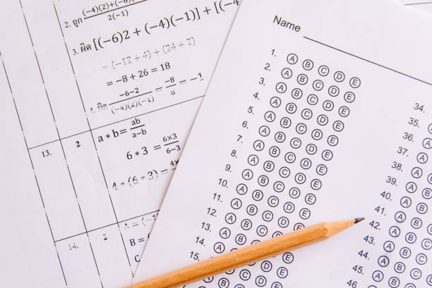 matita su fogli di risposte o modulo di prova standardizzato con risposte bollate. scheda risposta a scelta multipla - scholastic aptitude test foto e immagini stock