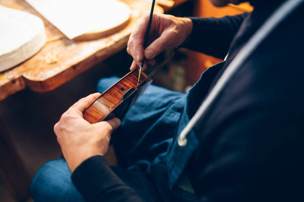 artigiano che lavora su un violino antico - workshop old fashioned old instrument maker foto e immagini stock