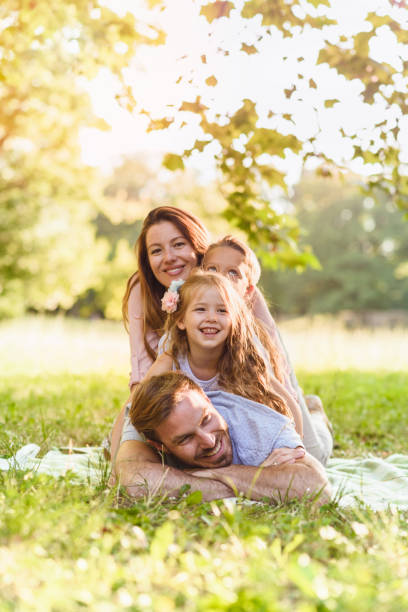familia feliz en la naturaleza sonriente para la cámara - child picnic smiling outdoors fotografías e imágenes de stock