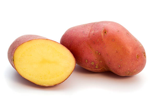 全体の半分の小型ポテト、レッド - raw potato red potato red nutrient ストックフォトと画像