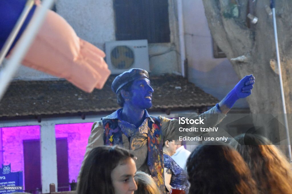 The events of Israel's 70th Independence Day Conducted in Mazkeret Batya, Israel Mazkeret Batya, Israel , April 18 2018 . The events of Israel's 70th Independence Day Conducted in Mazkeret Batya, Israel .The celebrations were held all over Israel  .In the photo you can see  street artists, children and families Celebrate in the evening and night. The procession was held on Rothschild Street at the entrance to Mazkeret Batya. Art Stock Photo