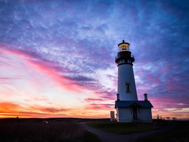 istock Last Sunset of 2017 at Yaquina Head Lighthouse 949572798