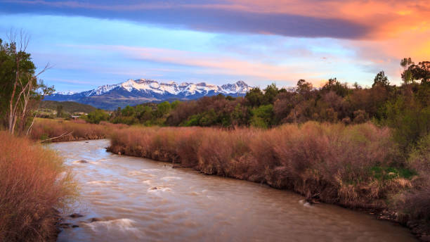 atardecer en el río uncompahgre - uncompahgre national forest fotografías e imágenes de stock