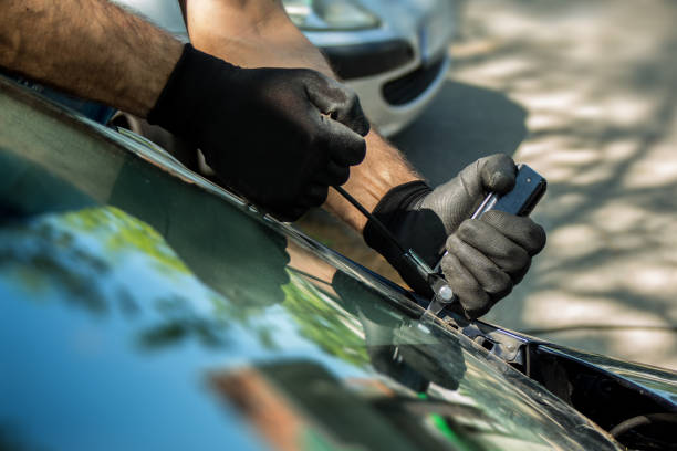 auto glas reparatur und windschutzscheibe ersatz - hand tool glass metal condition stock-fotos und bilder