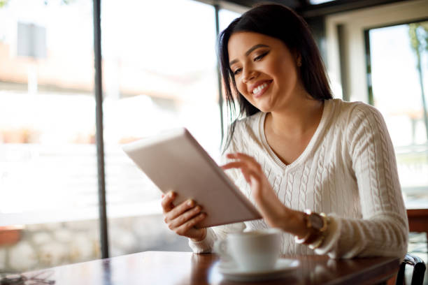 genießen sie kaffee-pause - web browsing stock-fotos und bilder