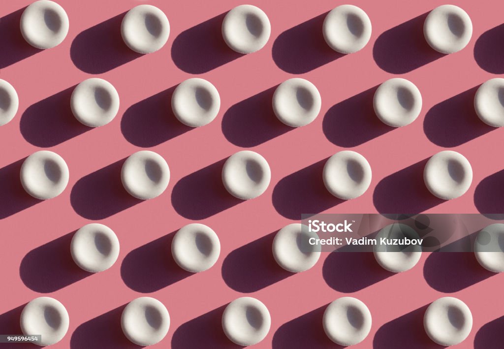 Pilules médicales blanches sur fond rose. - Photo de Beauté libre de droits