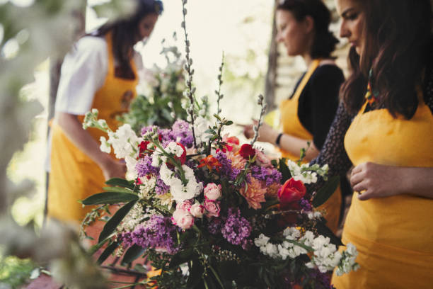 flor de taller - florist women bouquet spring fotografías e imágenes de stock