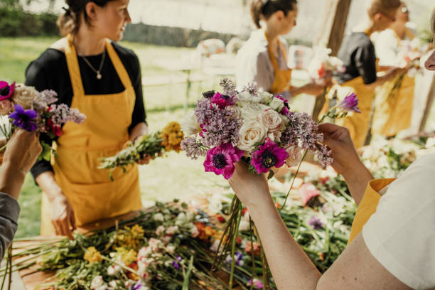 フラワーのワークショップ - flower arranging ストックフォトと画像