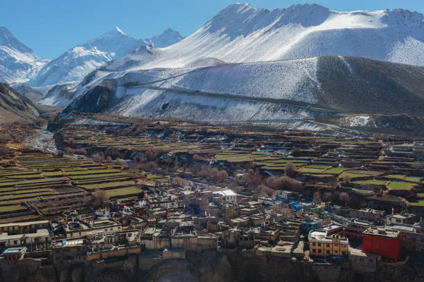 vista del pueblo de kagbeni nepal himalaya - muktinath fotografías e imágenes de stock