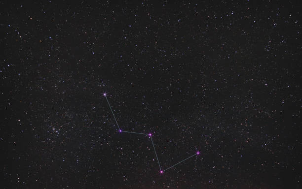 constellation de cassiopée dans l’étendue infinie du ciel nocturne, une vraie photo de l’espace lointain - asterism photos et images de collection