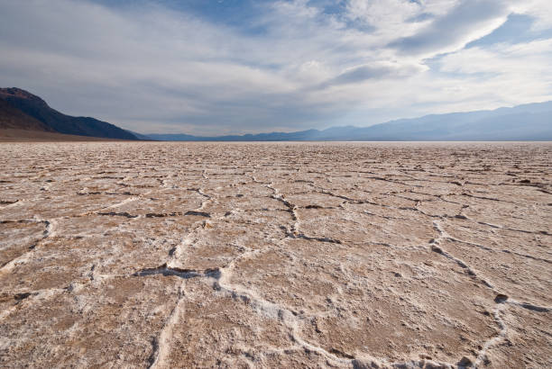 salinen bei badwater basin - panamint range stock-fotos und bilder