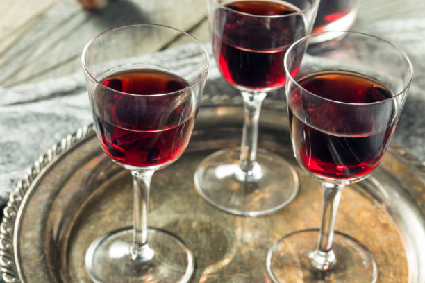 сладкий порт десерт вино - sherry стоковые фото и изображения
