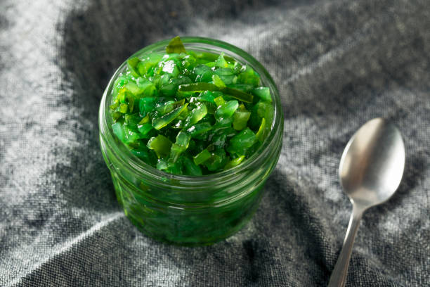 ネオン緑のシカゴ スタイル ピクルス風味 - pickle relish ストックフォトと画像
