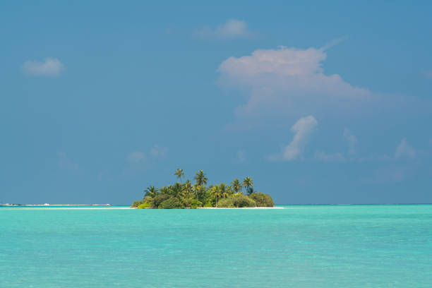 istock Endless turquoise colored sea and small green island 949615140