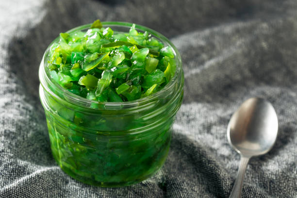 ネオン緑のシカゴ スタイル ピクルス風味 - pickle relish ストックフォトと画像