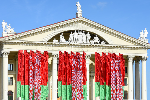 Banderas estatales de la República de Belarús en el contexto del Palacio de la cultura de los sindicatos en Minsk photo