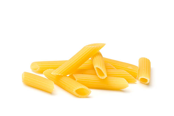 penne rigate isolado - penne imagens e fotografias de stock