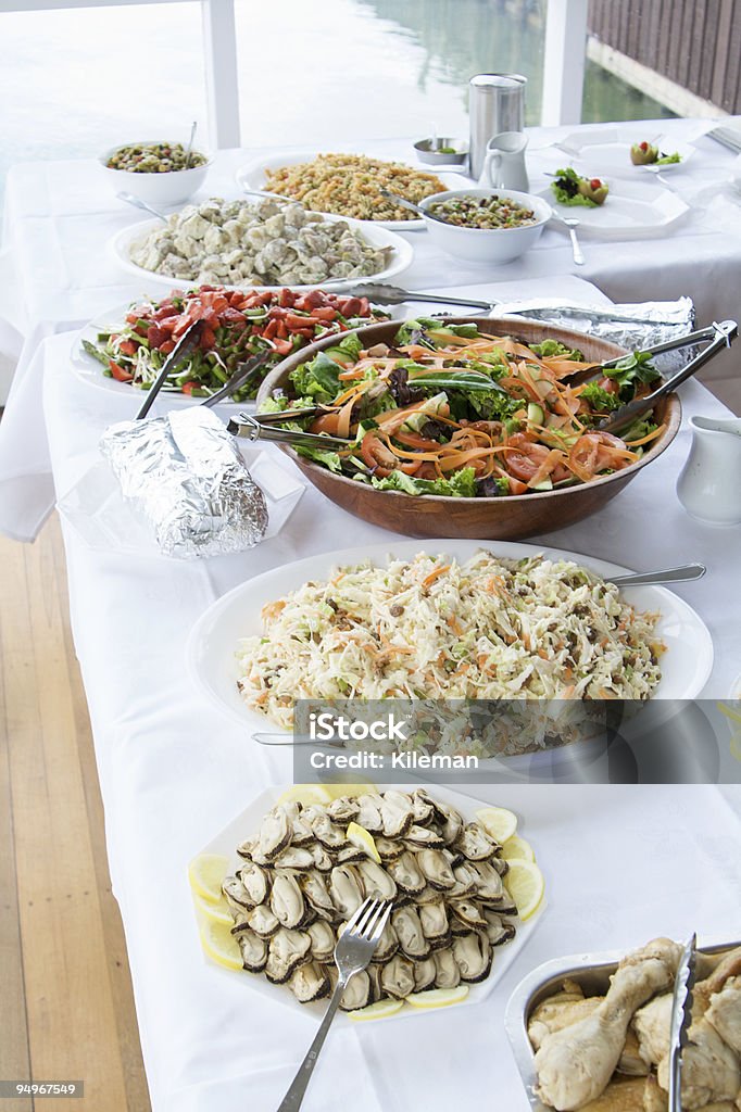 Питание «шведский стол», на условиях - Стоковые фото Сервировочное блюдо роялти-фри