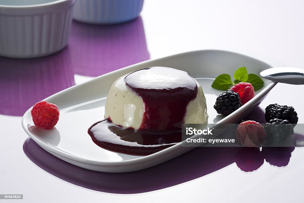 panna cotta con salsa ai frutti di bosco - Foto stock royalty-free di Beige