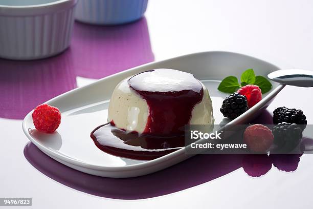 Foto de Panna Cotta Com Molho De Frutas Silvestres e mais fotos de stock de Amora-preta - Amora-preta, Baga - Fruta, Baunilha - Condimento