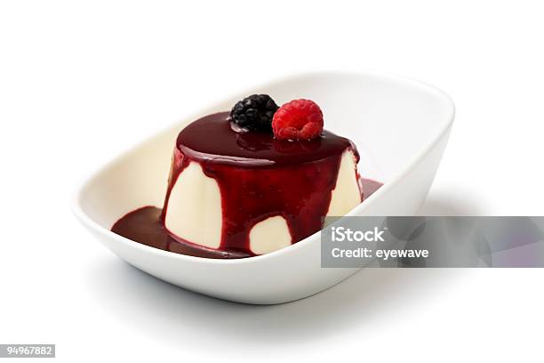 Panna Cotta Com Molho De Fruta Com Grão Na Tigela Isolado - Fotografias de stock e mais imagens de Creme Cozinhado