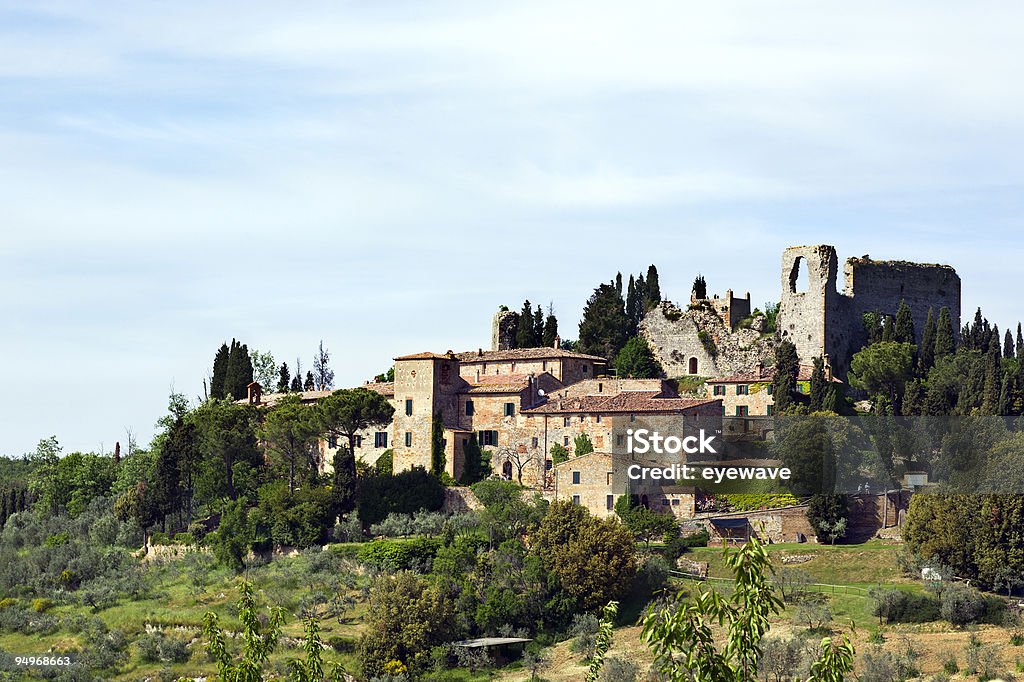 Ruínas do Castelo Montelifrè na Toscana - Royalty-free Aldeia Foto de stock