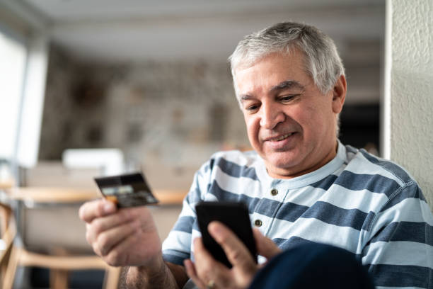 Senior purchasing some itens on the internet