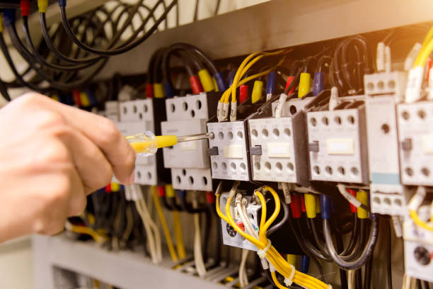 mesures d’électricien avec testeur multimètre système prêt. - telecommunications equipment technician repairing engineer photos et images de collection