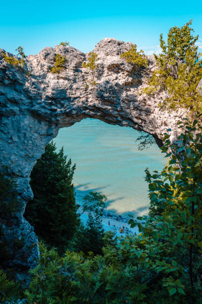 tiro de arco rock en la isla de mackinac. - arch rock fotografías e imágenes de stock