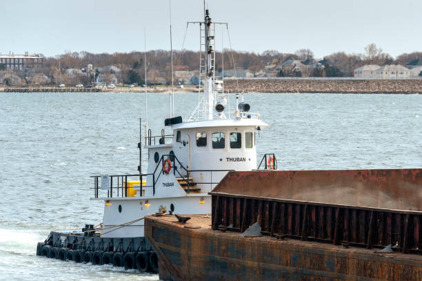 буксир тубан толкает пустую баржу - pilothouse стоковые фото и изображения