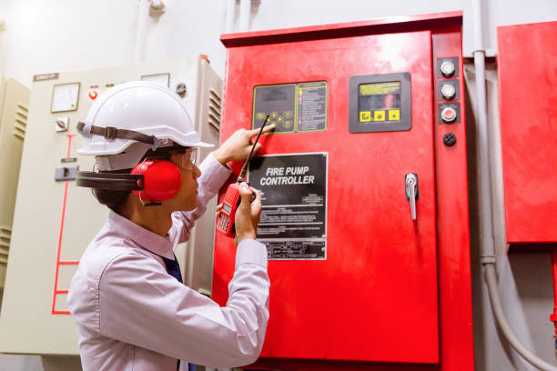 Engineer checking Industrial fire control system,Fire Alarm controller, Fire notifier, Anti fire.System ready In the event of a fire. Engineer checking Industrial fire control system,Fire Alarm controller, Fire notifier, Anti fire.System ready In the event of a fire. Notifier stock pictures, royalty-free photos & images