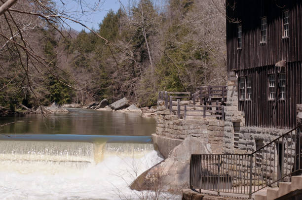 bâtiment de va mill moulin portersville, pennsylvania, usa 20/04/2018. le moulin, un de la première en amérique opéré de 1852 à 1928 slippery rock creek - rock mill photos et images de collection