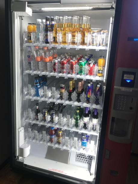 охлажденный алкогольный торговый автомат - vending machine machine soda selling стоковые фото и изображения