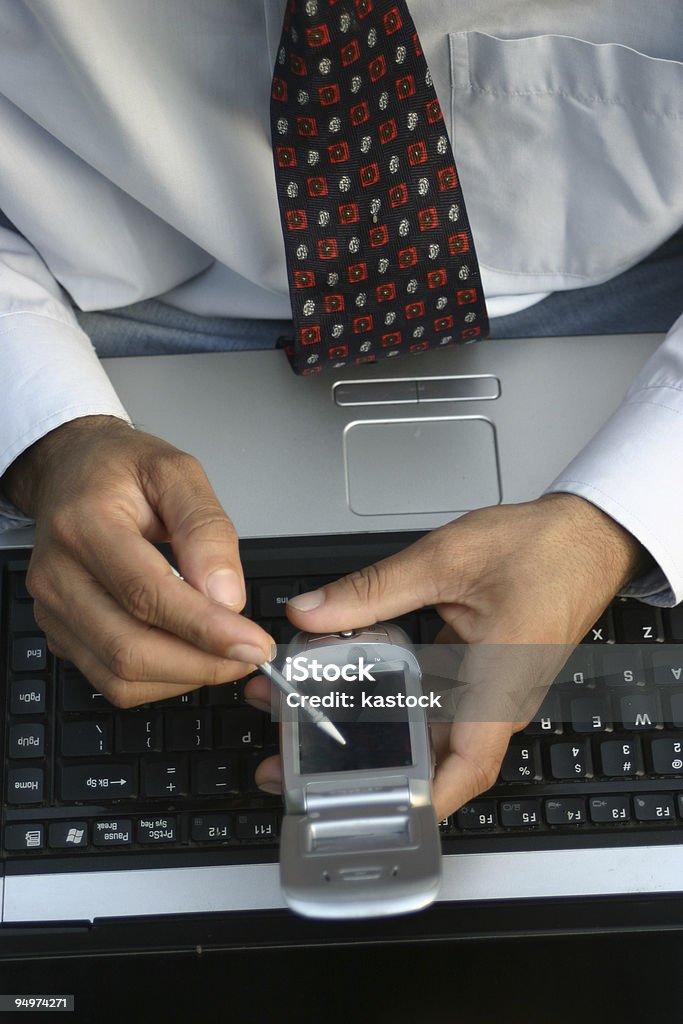 Arbeiten auf laptop und Mobiltelefon - Lizenzfrei Arbeiten Stock-Foto