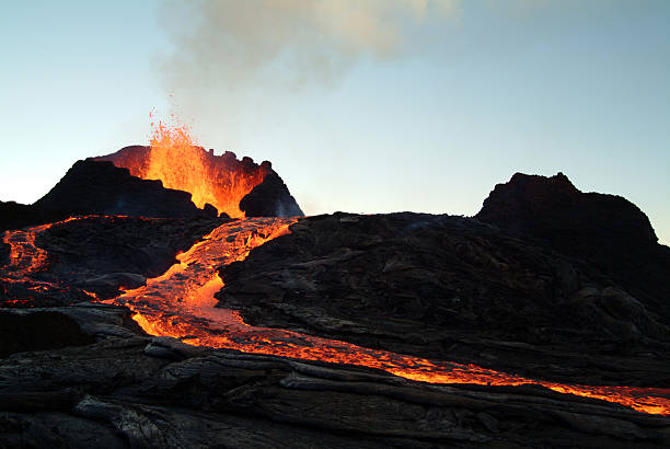 eruzione del vulcano - paesaggio vulcanico foto e immagini stock
