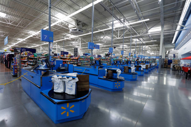 interior de tienda de walmart en portland, oregon, estados unidos - local landmark fotos fotografías e imágenes de stock