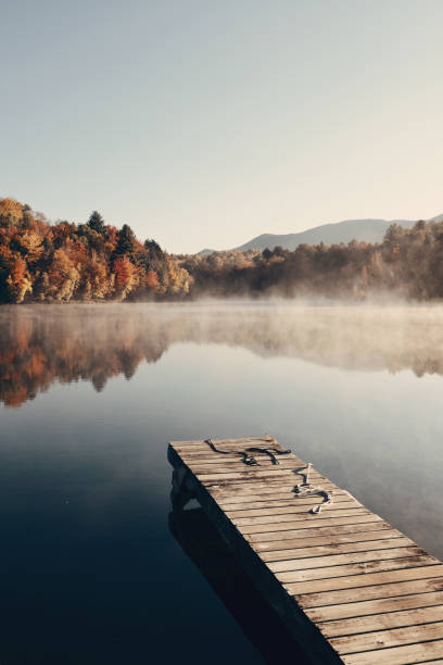 istock Lake Autumn Foliage fog 949759112