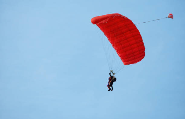 istock Paratrooper instructor with pupil in the sky under red dome 949761822