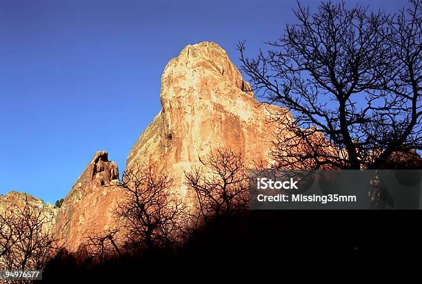 Foto de Brilhante Red Rocks e mais fotos de stock de Afloramento - Afloramento, Arrebol, Azul