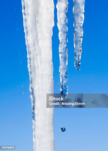 Icicles Congelato In Movimento - Fotografie stock e altre immagini di Acqua - Acqua, Affilato, Ambientazione esterna