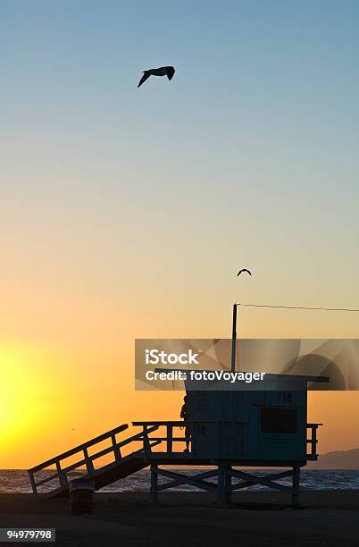 Rettungsschwimmer Am Strand Bei Sonnenuntergang Stockfoto und mehr Bilder von Santa Monica - Santa Monica, Beleuchtet, Bild-Ambiente