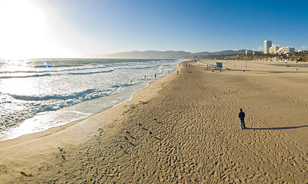 praia sol e as sombras - santa monica beach tourist tourism lifeguard hut imagens e fotografias de stock