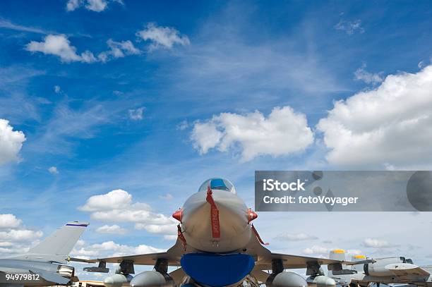Luchador Jet Nubes Foto de stock y más banco de imágenes de Ala de avión - Ala de avión, Armada, Armamento