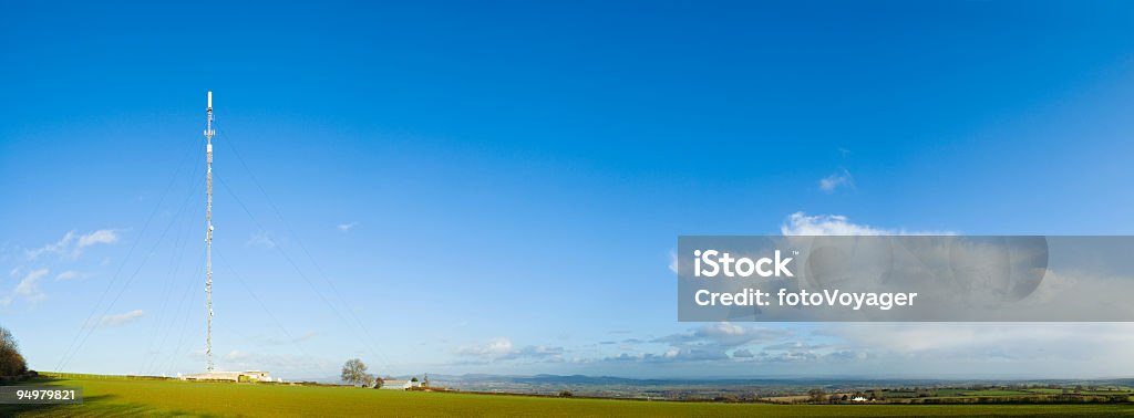 Azul sky broadcasting - Foto de stock de Torres de telecomunicaciones libre de derechos