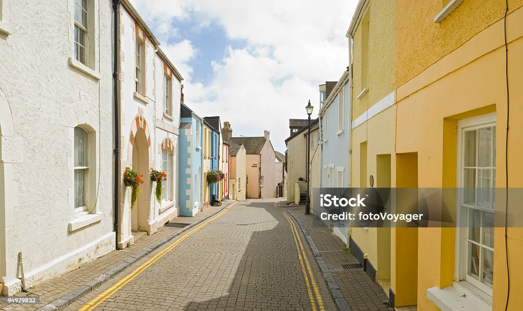 Strada colorato di ciottoli - Foto stock royalty-free di Tenby