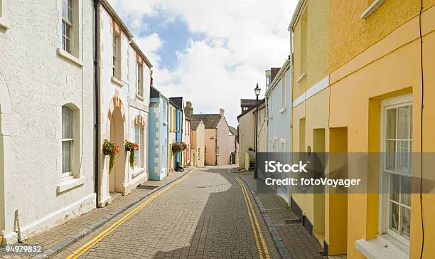 Colorido Cobbled Street - Fotografias de stock e mais imagens de Tenby - Tenby, Aldeia, Aldeia de Pescador